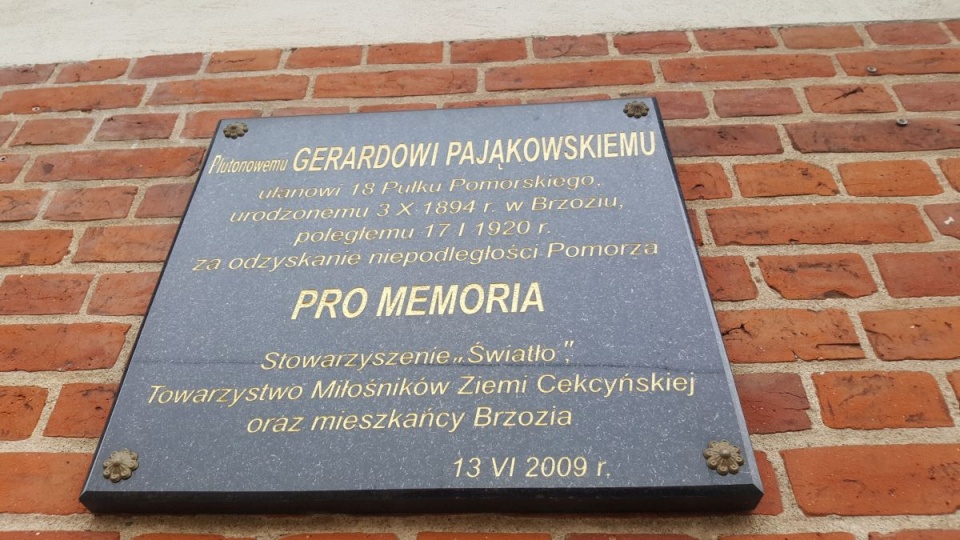 Członkowie Stowarzyszenia złożyli kwiaty pod tablicą upamiętniającą Gerarda Pająkowskiego/fot. Katarzyna Prętkowska