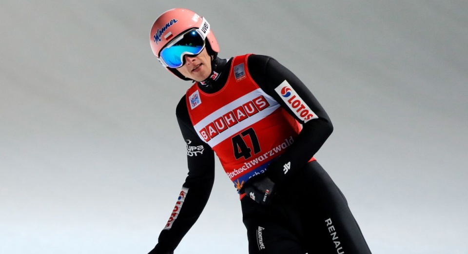 Dawid Kubacki, który w Pekinie na igrzyskach olimpijskich zdobył jedyny medal w skokach, brązowy, w Obersdorfie był dopiero 18. fot. PAP/EPA/RONALD WITTEK