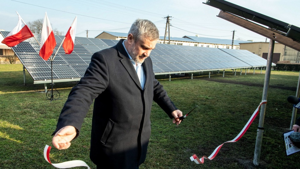 Jan Krzysztof Ardanowski uczestniczył w piątek w uroczystości włączenia do sieci nowej mikroinstalacji fotowoltaicznej w Ośrodku Hodowli Zarodowej Osięciny/fot. Tytus Żmijewski, PAP
