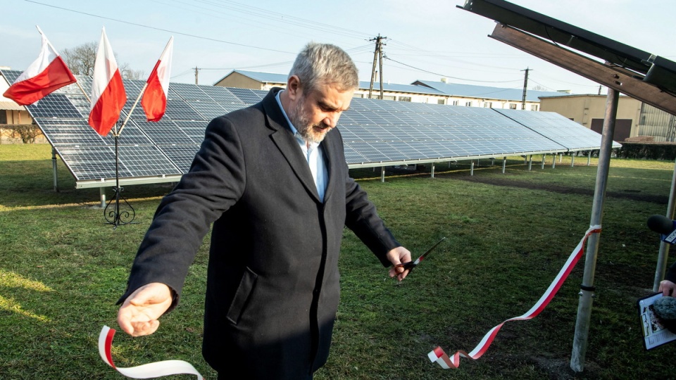 Jan Krzysztof Ardanowski uczestniczył w piątek w uroczystości włączenia do sieci nowej mikroinstalacji fotowoltaicznej w Ośrodku Hodowli Zarodowej Osięciny/fot. Tytus Żmijewski, PAP