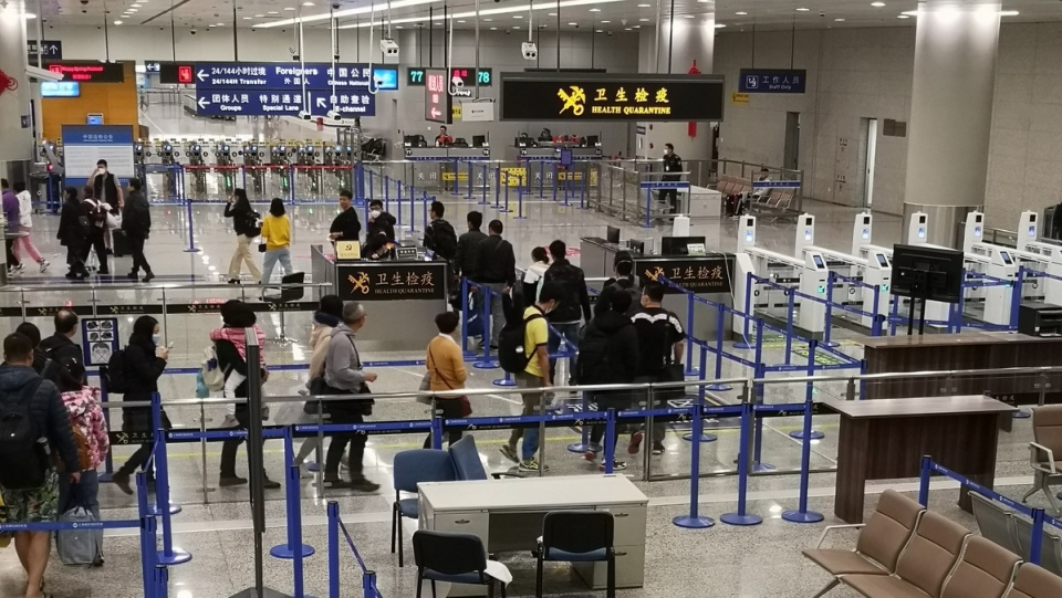 Na wielu międzynarodowych lotniskach, m.in. w USA, Japonii, Tajlandii, Singapurze i Korei Południowej, podróżni z miasta Wuhan są poddawani badaniom lekarskim/fot. ptrump16, Wikipedia