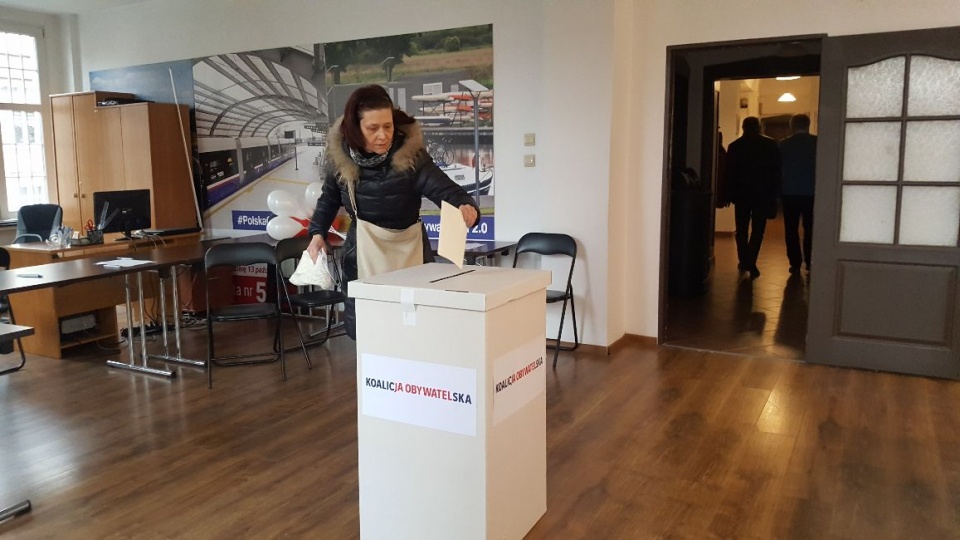 Głosowanie na szefa partii w toruńskim biurze Platformy Obywatelskiej. Fot. Katarzyna Prętkowska