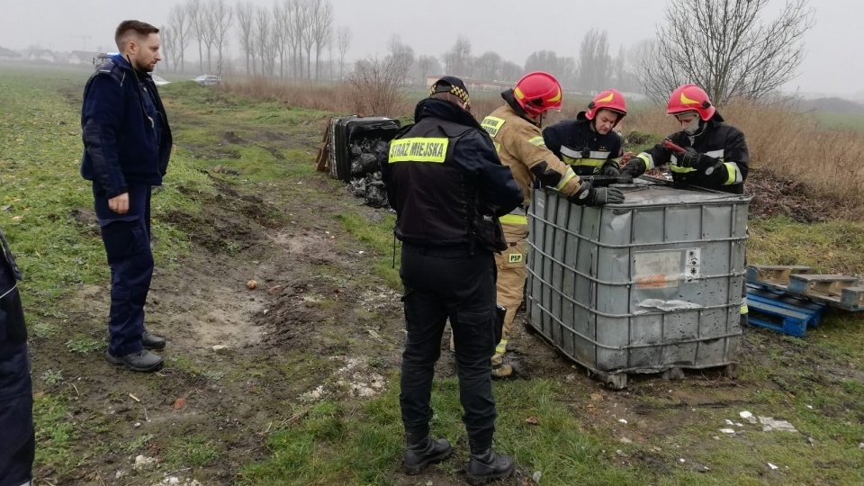 Na miejsce zdarzenia przybyli m.in. strażacy i funkcjonariusze policji. Fot. inowroclaw.pl