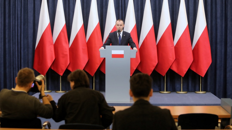 Zastępca szefa Kancelarii Prezydenta RP Paweł Mucha podczas briefingu po spotkaniu z przewodniczącymi klubów parlamentarnych i koła poselskiego/fot. Paweł Olkuśnik