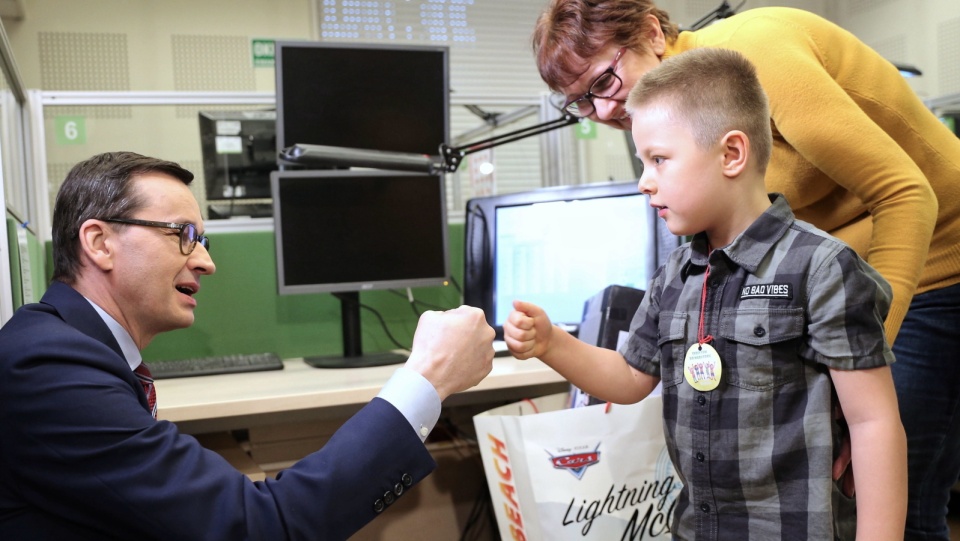 Premier Mateusz Morawiecki i mały bohater Rafał Kluczniok podczas spotkania w Katowicach. Fot. PAP/Andrzej Grygiel