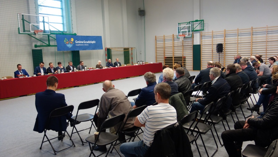 Blisko stu rolników z kilku gmin w naszym regionie, oszukanych w ubiegłym roku przez spółkę „Ziarno” z Cichoradza, wzięło udział w kolejnym burzliwym spotkaniu. Fot. Andrzej Krystek