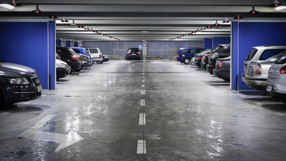 Na parkingu jest 400 miejsc postojowych. Korzystają z nich zarówno pacjenci jak i personel lecznicy. Fot. ilustracyjna/Pixabay.com