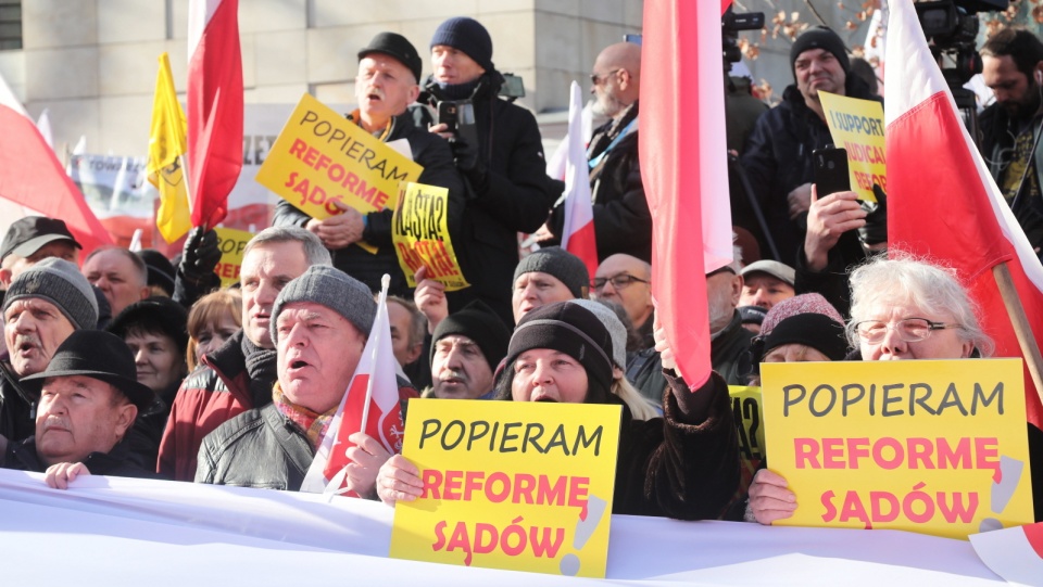 Uczestnicy demonstracji poparcia rządowej reformy wymiaru sądownictwa. Fot. PAP/Wojciech Olkuśnik