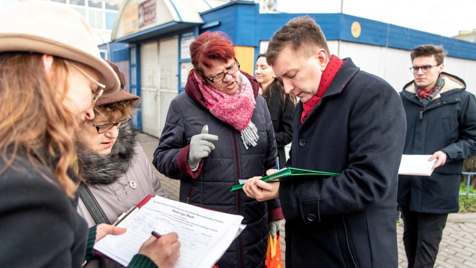 Minister Łukasz Schreiber zbiera podpisy poparcia dla prezydenta Andrzeja Dudy przed wejściem na targowisko na bydgoskich Kapuściskach/fot. Tytus Żmijewski, PAP