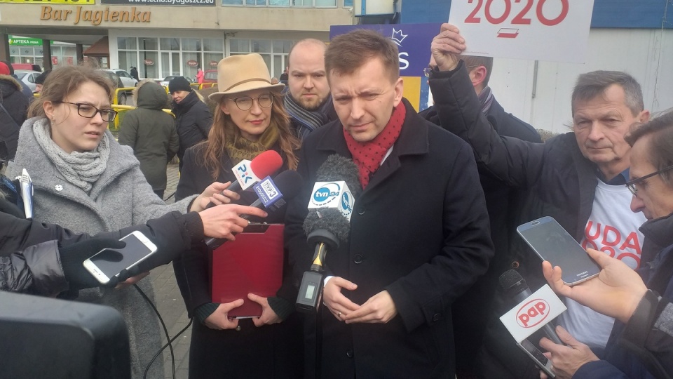 Minister Łukasz Schreiber zbierał podpisy poparcia dla prezydenta Andrzeja Dudy przed wejściem na targowisko na bydgoskich Kapuściskach/fot. Jolanta Fischer