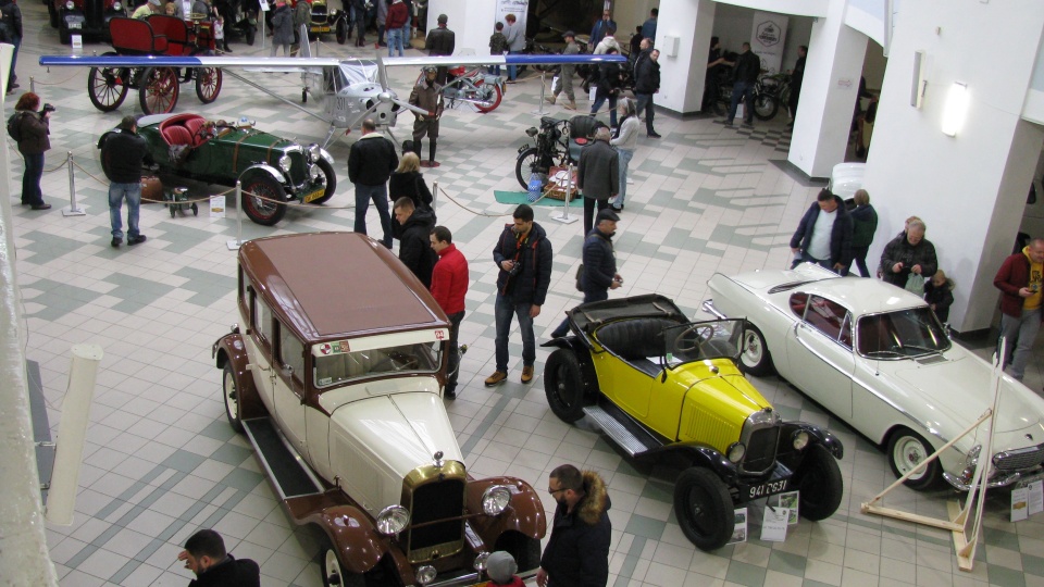 W Centrum Targowym Park w Toruniu można było oglądać zabytkowe samochody w klimacie retro. Fot. Nadesłana