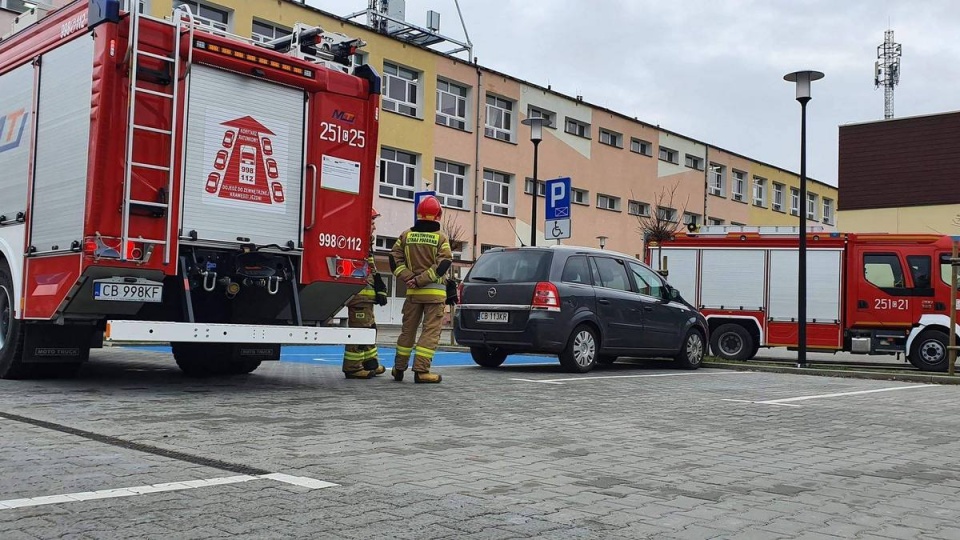 Ewakuacja V LO po to rozpyleniu gazu pieprzowego w jednej z klas./fot. Bydgoszcz 998