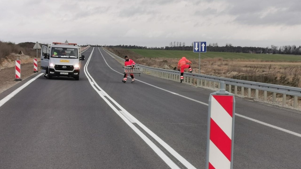 Dziś przełożono ruch z drogi krajowej nr 5 na jedną jezdnię budowanej drogi S5 między węzłami Żnin Północ a Szubin Północ. Fot. GDDKiA