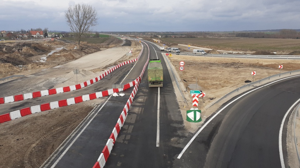 Dziś przełożono ruch z drogi krajowej nr 5 na jedną jezdnię budowanej drogi S5 między węzłami Żnin Północ a Szubin Północ. Fot. GDDKiA