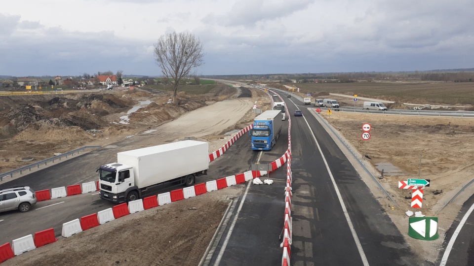 Dziś przełożono ruch z drogi krajowej nr 5 na jedną jezdnię budowanej drogi S5 między węzłami Żnin Północ a Szubin Północ. Fot. GDDKiA