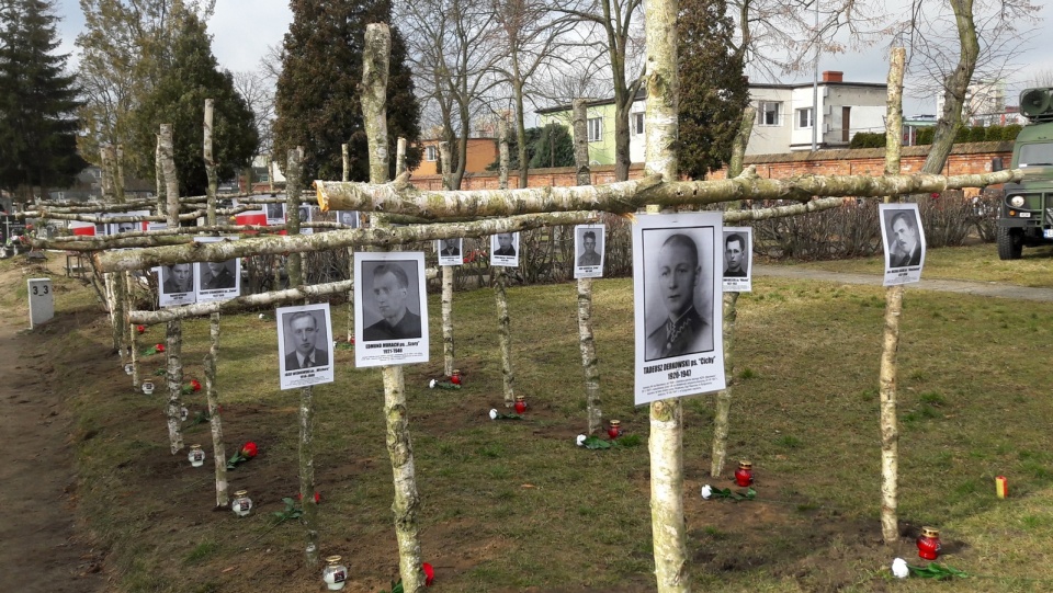 Symboliczne mogiły Żołnierzy Wyklętych na cmentarzu przy ul. Kcyńskiej w Bydgoszczy. Fot. Elżbieta Rupniewska