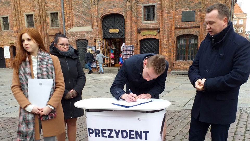 Poseł Kałużny zbierał na toruńskiej Starówce podpisy poparcia pod kandydaturą Andrzeja Dudy. Fot. Adriana Andrzejewska