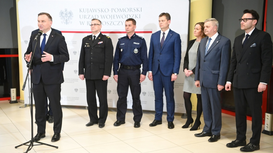 Prezydent Andrzej Duda podczas konferencji prasowej w Komendzie Powiatowej Państwowej Straży Pożarnej w Chełmnie. Fot PAP/Tytus Żmijewski