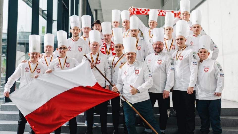 Narodowa reprezentacja Polski na IKA Culinary Olimpics 2020. Adam Rzęski - pierwszy z prawej strony w pierwszym rzędzie, Kamil Poćwiardowski - drugi z prawej strony w drugim rzędzie./fot. Marcin Pławnicki/Facebook