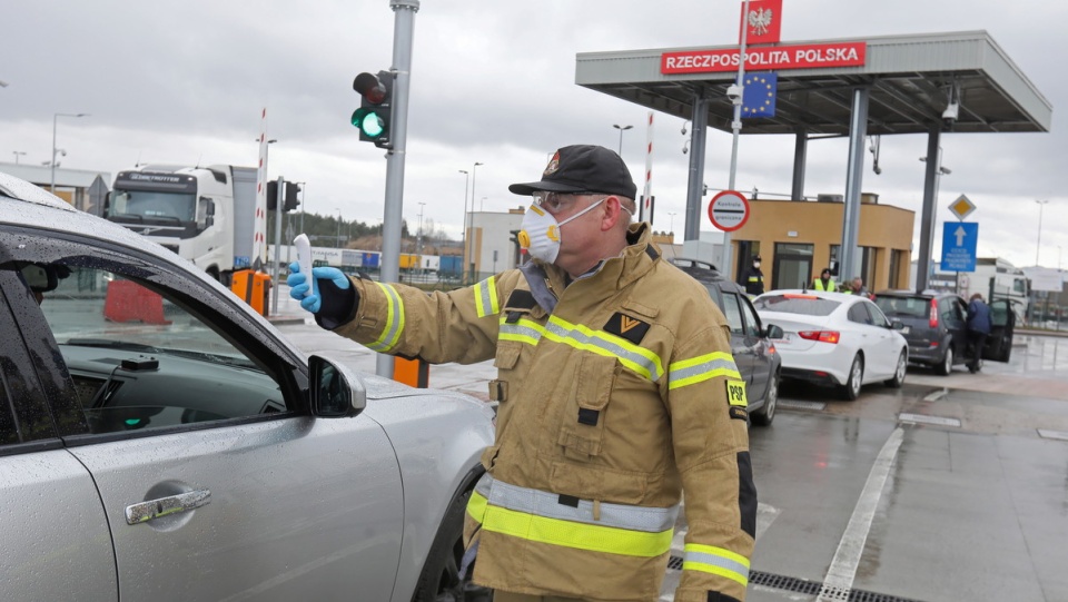 Kontrola sanitarna pasażerów wjeżdżających do Polski, 11 bm. na granicy z Białorusią w Kuźnicy Białostockiej/fot. Artur Reszko, PAP