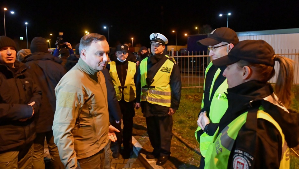 Prezydent Andrzej Duda podczas wizyty w punkcie kontroli sanitarnej na granicy w Kołbaskowie (woj. zachodniopomorskie)/fot. Marcin Bielecki, PAP