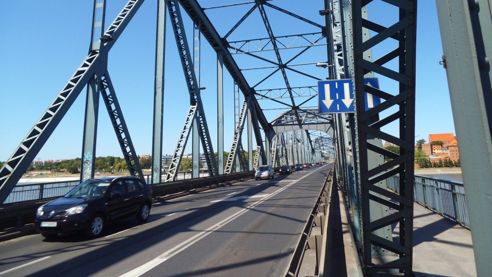 Most im. Piłsudskiego, z którego roztacza się widok na panoramę Torunia, jest najstarszą z istniejących w mieście przepraw drogowych. Fot. Wikipedia