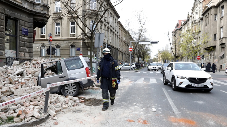 W Zagrzebiu doszło do zniszczeń. Na niektórych ulicach zalega gruz i rozbite szkło. Fot. PAP/EPA