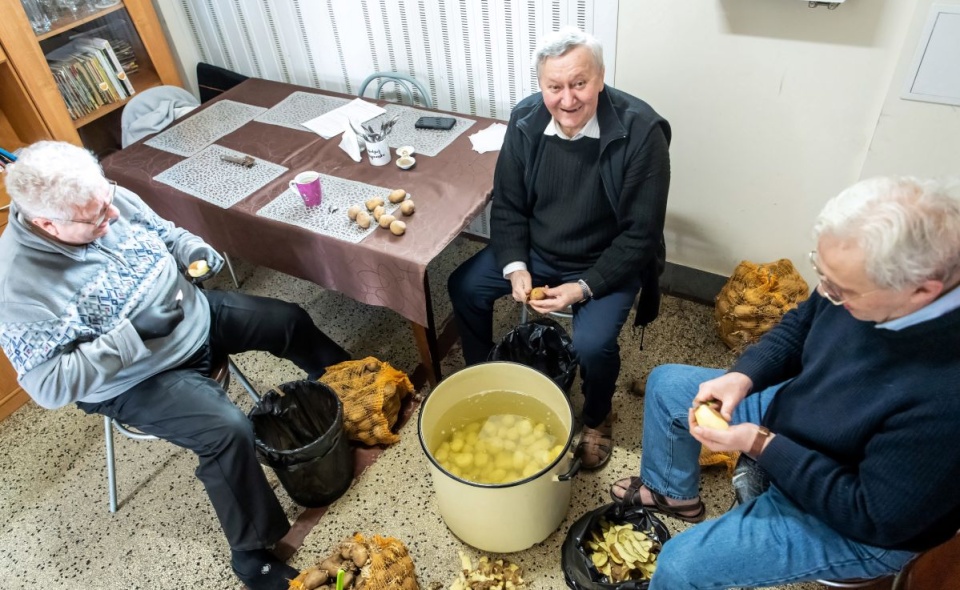 Księża z Bazyliki Mniejszej pw. św. Wincentego a Paulo w okresie epidemii koronawirusa pracują w kuchni (obsługa kuchni ma wolne), przygotowując posiłki dla podopiecznych Stowarzyszenia Miłosierdzia/fot. Tytus Żmijewski, PAP