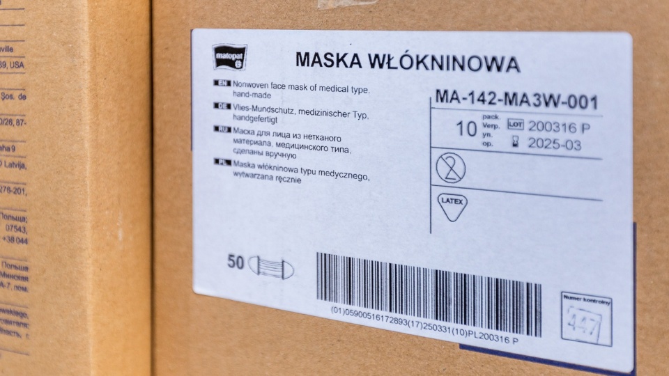 Pierwsze maseczki przeciwwirusowe wyprodukowane przez Toruńskie Zakłady Materiałów Opatrunkowych trafiają do samorządów. Fot. Szymon Ździebło