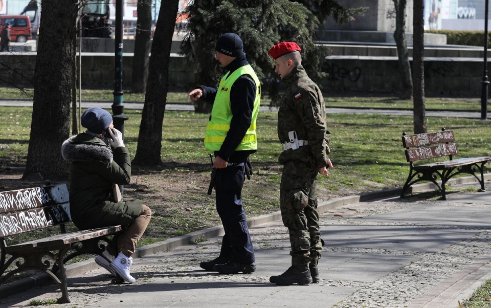 Żołnierze wspierają policję w patrolowaniu skwerów, parków oraz lasów miejskich/fot. Paweł Supernak, PAP