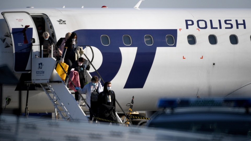 Pasażerowie na lotnisku w Jasionce. Wszyscy pasażerowie zostaną umieszczeni w odosobnionym ośrodku nad Jeziorem Solińskim, gdzie przejdą kwarantannę. Fot. PAP/Darek Delmanowicz