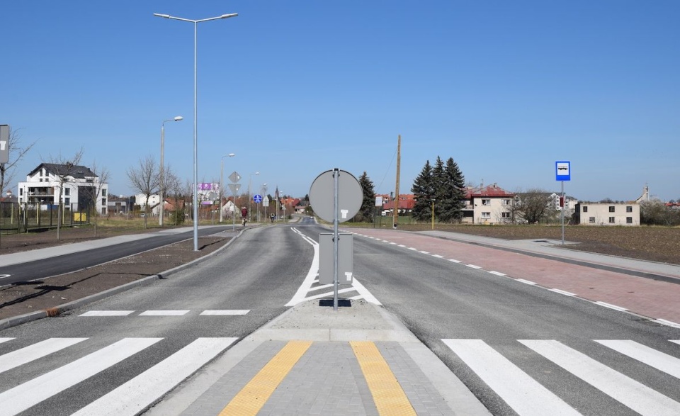 Cztero-wlotowe rondo otoczone zostało chodnikami, dostosowanymi do potrzeb osób niewidomych i ścieżką rowerową/fot. nadesłane