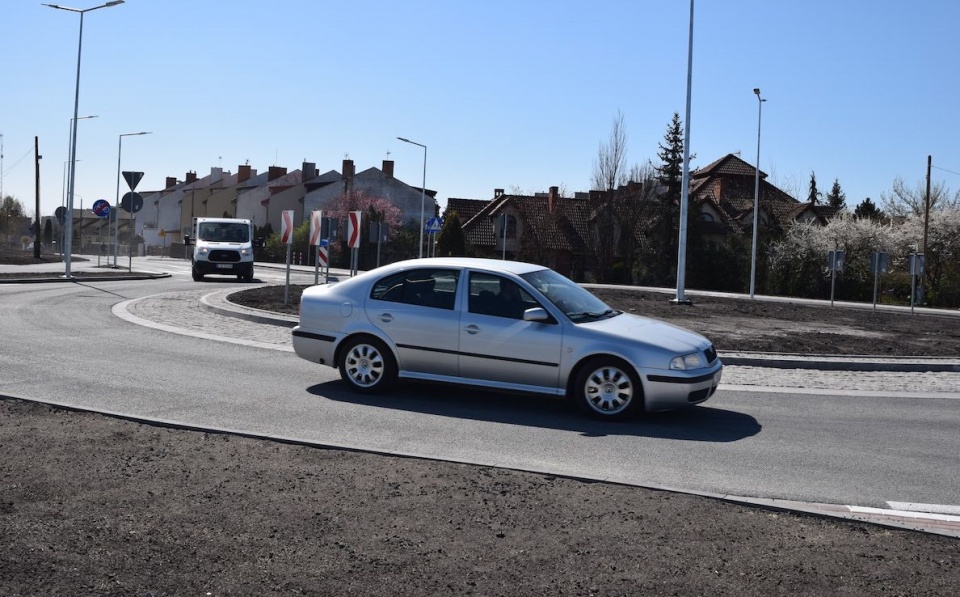 Cztero-wlotowe rondo otoczone zostało chodnikami, dostosowanymi do potrzeb osób niewidomych i ścieżką rowerową/fot. nadesłane