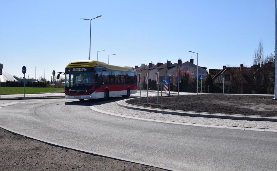 Cztero-wlotowe rondo otoczone zostało chodnikami, dostosowanymi do potrzeb osób niewidomych i ścieżką rowerową/fot. nadesłane