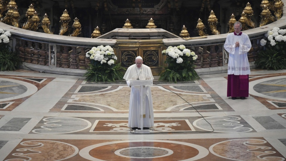 Papież Franciszek w wielkanocnym orędziu mówił, że wierzący zwracają wzrok ku zmartwychwstałemu Chrystusowi, by uleczył rany "ludzkości udręczonej" pandemią. Fot. PAP/EPA