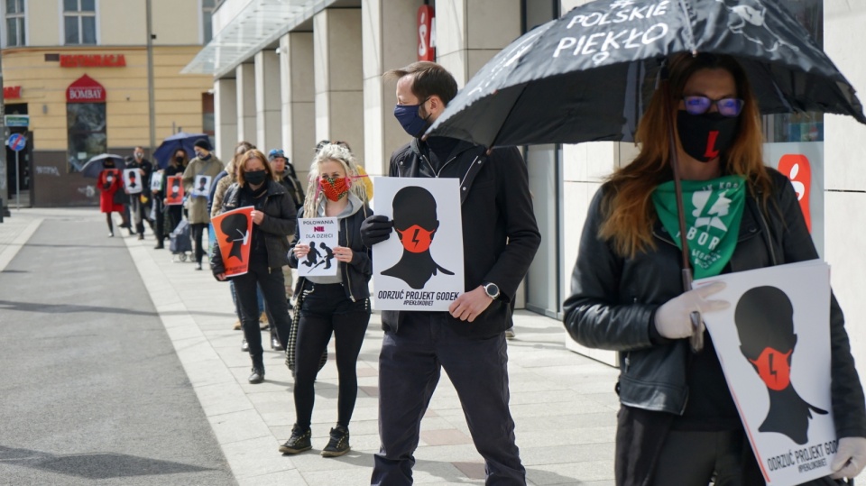 Uczestnicy kolejkowego „Czarnego Protestu” w Szczecinie. Protestujący ustawili się w kolejce do sklepu, aby nie łamać zakazu zgromadzeń. Fot. PAP/Marcin Bielecki