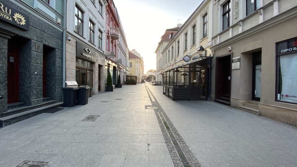 Pusta bydgoska ulica Magdzińskiego na której znajduje się kilka restauracji. Fot. Tomasz Kaźmierski