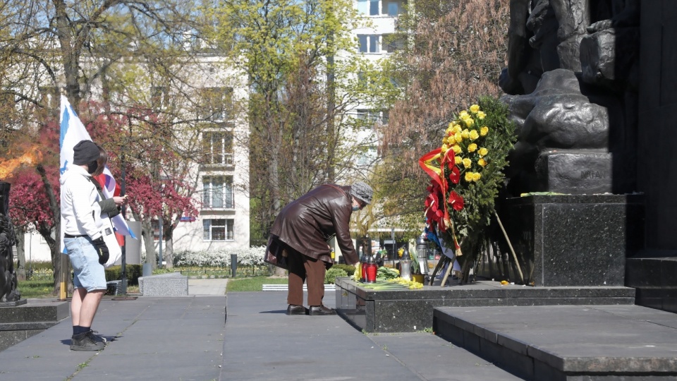 Mieszkańcy stolicy składają kwiaty pod Pomnikiem Bohaterów Getta na warszawskim Muranowie. Fot. PAP/Wojciech Olkuśnik