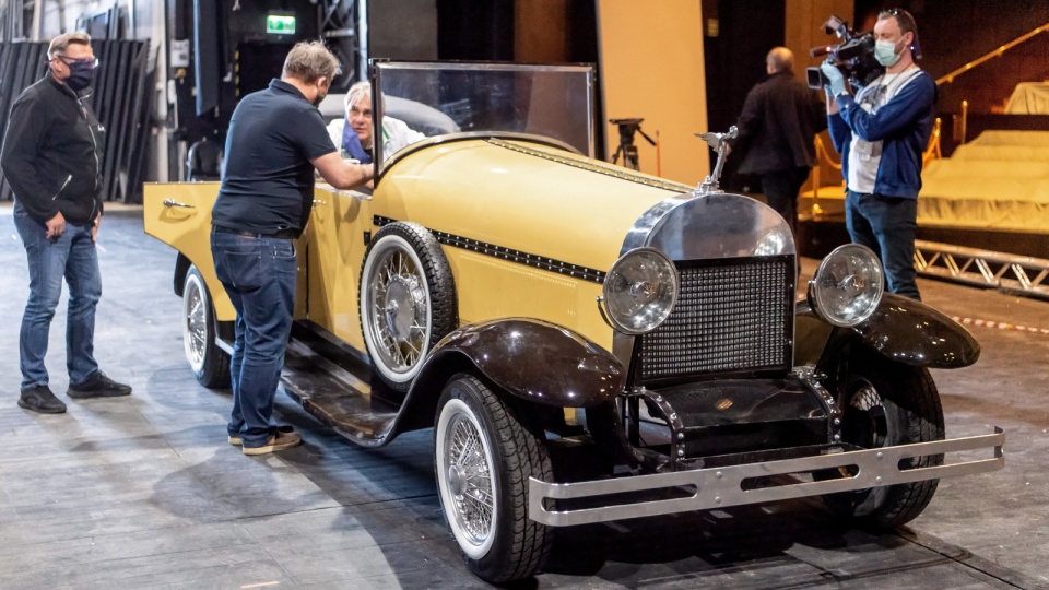 Kopia samochodu Rolls-Royce Isotta Fraschini 8A Coupe de Ville w Operze Nova w Bydgoszczy. Fot. PAP/Tytus Żmijewski