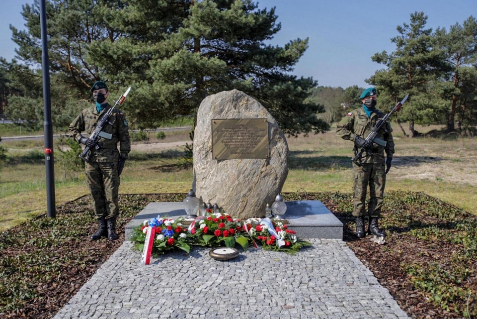 Znicze zapłonęły też przy pomniku upamiętniającym ofiary obozów jenieckich na toruńskich Glinkach. Fot. Andrzej Goiński