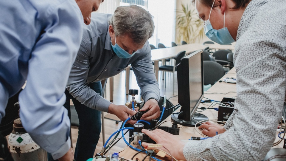 Zespół naukowców z Uniwersytetu Technologiczno-Przyrodniczego zaprezentował prototyp nowego respiratora. Fot. UTP