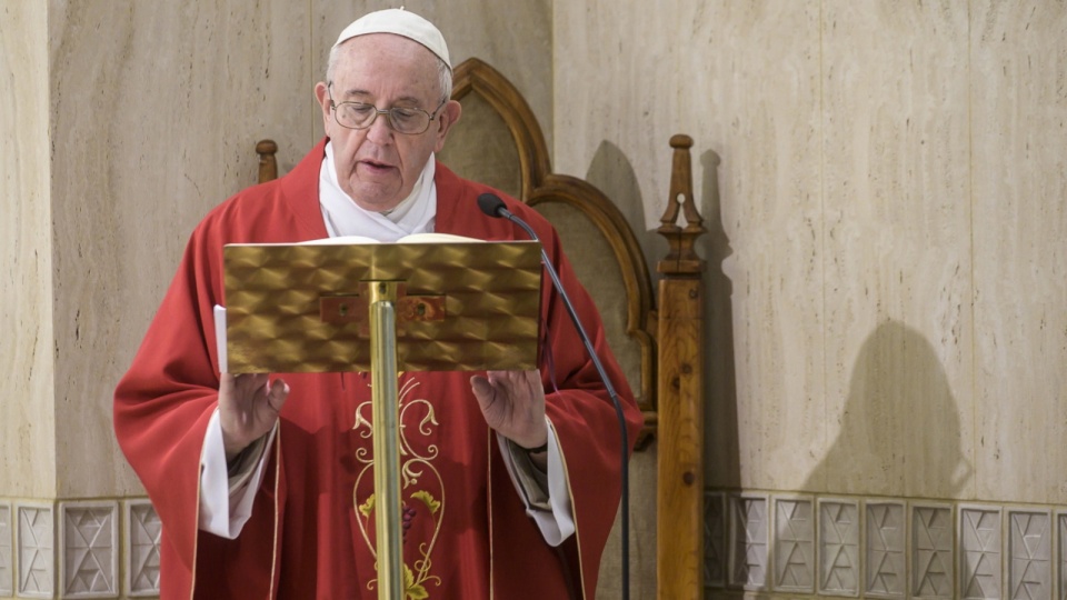 Papież Franciszek, zwracając się do wiernych na całym świecie za pośrednictwem watykańskich mediów, mówił o przypadającej w poniedziałek setnej rocznicy urodzin św. Jana Pawła II. Fot. PAP/EPA