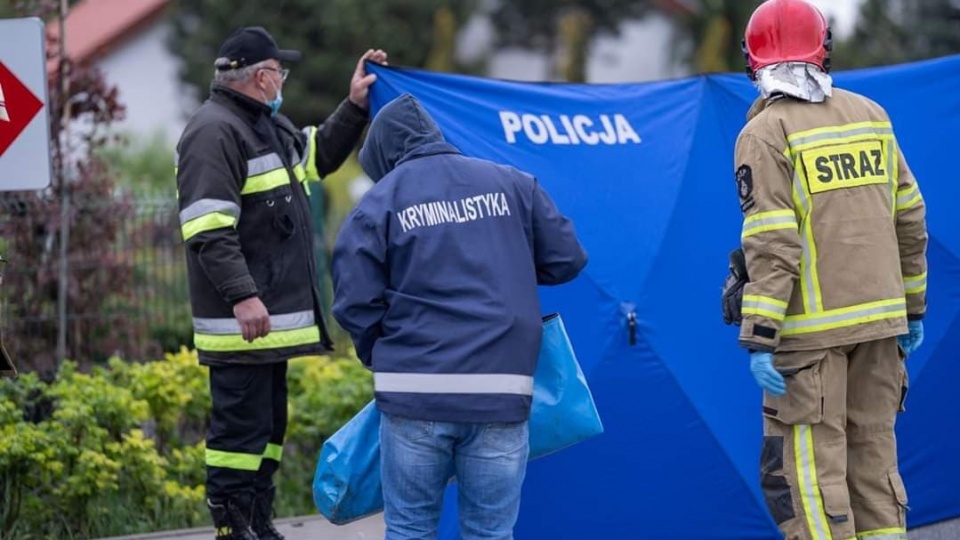 Policjanci pod nadzorem prokuratora wyjaśniają dokładne okoliczności tragicznego zdarzenia drogowego na DK 25. Fot. Artur Żywociński