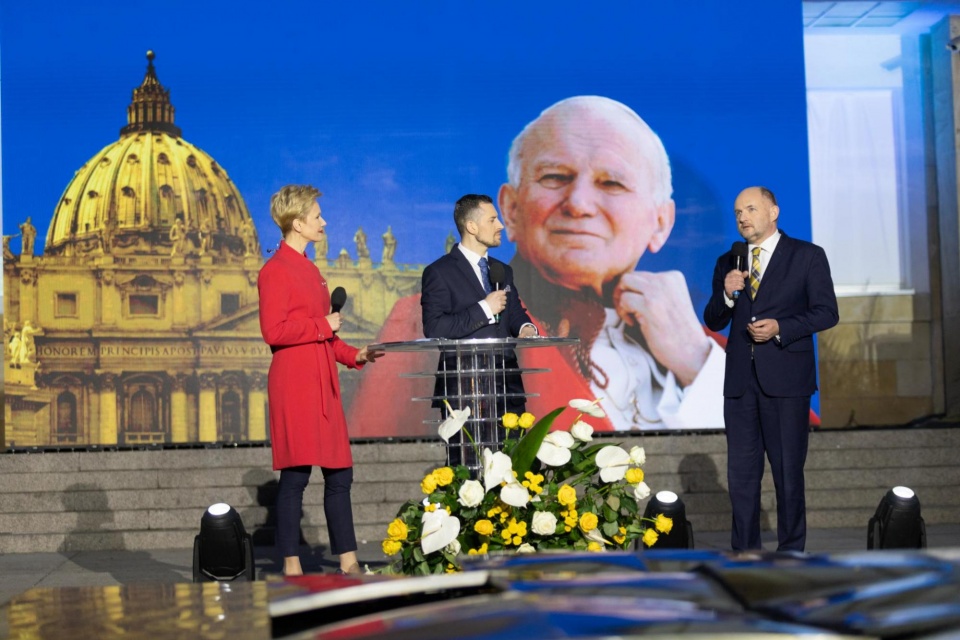 Na fasadzie Urzędu Marszałkowskiego wyświetlona została projekcja multimedialna, ukazująca ważne wydarzenia z życia papieża/fot. materiały UM
