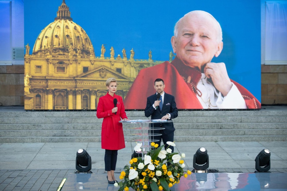 Na fasadzie Urzędu Marszałkowskiego wyświetlona została projekcja multimedialna, ukazująca ważne wydarzenia z życia papieża/fot. materiały UM