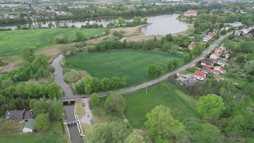 Widok z lotu ptaka na jaz na rzece Pannie w miejscowości Żabno. Fot. Wody Polskie
