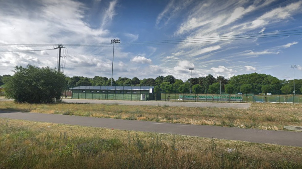 Pieniądze na zadaszenie boiska piłkarskiego przekaże MSiT. Fot. Google Street View