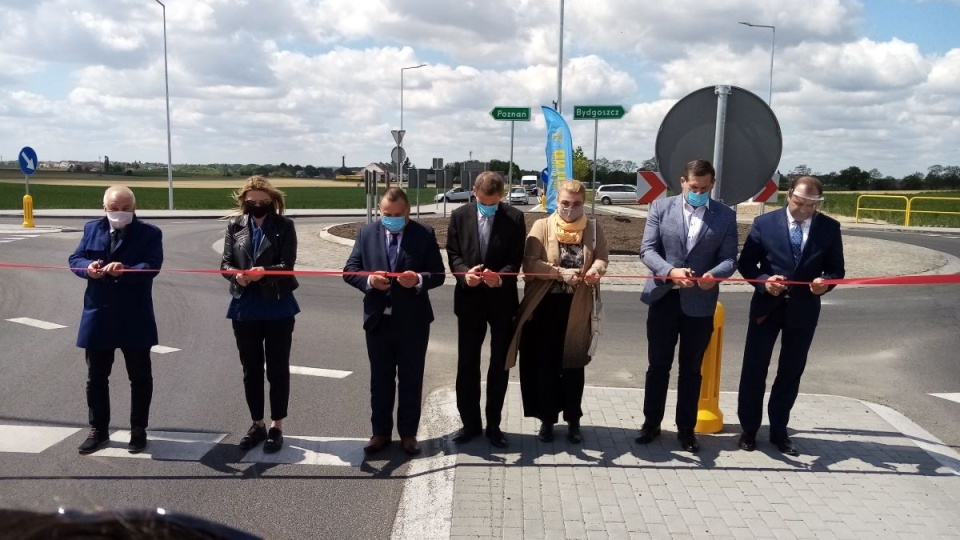 Oficjalne otwarcie ronda na skrzyżowaniu ulicy Niezłomnych z obwodnicą Mogilna odbyło się w środę w południe/fot. Tomasz Gronet