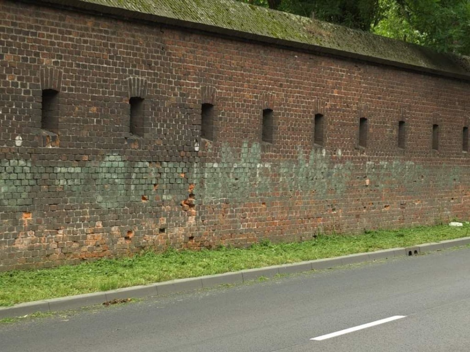 Hasła „Wolność + Sprawiedliwość + Niepodległość = Solidarność” oraz „Solidarność = Polska” widoczne są z peronów Dworca PKP Toruń Główny/fot. Marcin Orłowski