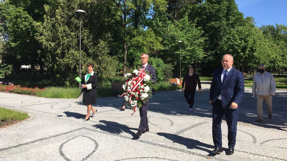 Przedstawiciele Polskiego Stronnictwa Ludowego z regionu złożyli w Bydgoszczy kwiaty pod pomnikiem Wincentego Witosa. Fot. Elżbieta Rupniewska